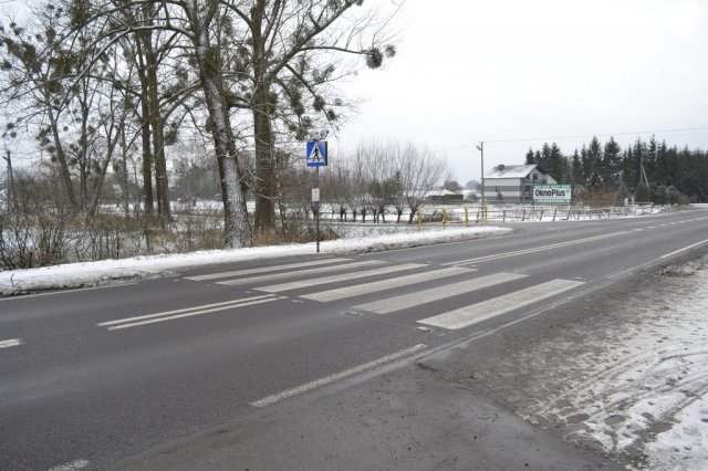zdjęcie przedstawia oznakowane przejście dla pieszych na drodze